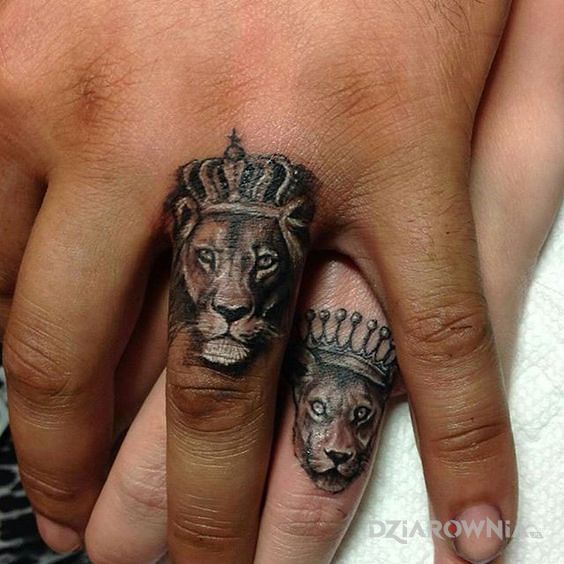 Tatuaż lwie obrączki w motywie czarno-szare i stylu minimalistyczne na palcach