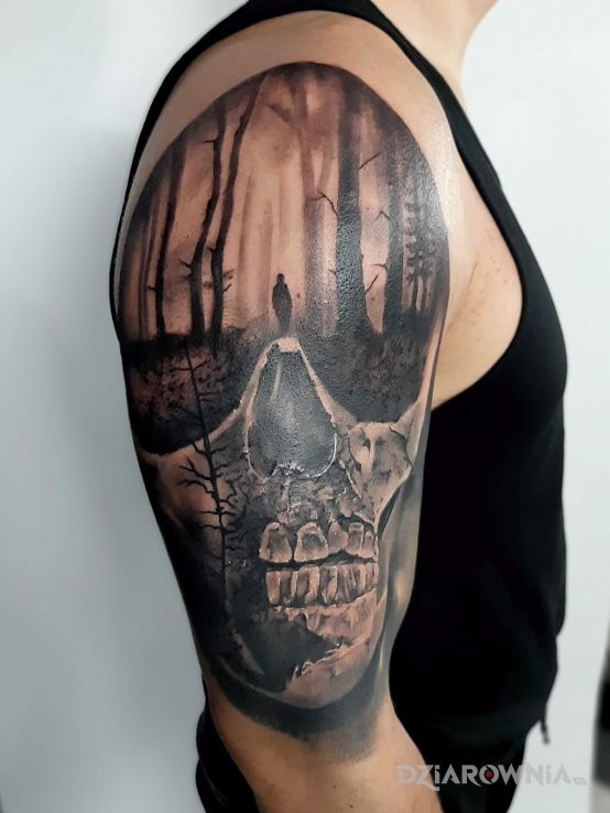 Tatuaż czasza w lesie w motywie czarno-szare i stylu realistyczne na ramieniu
