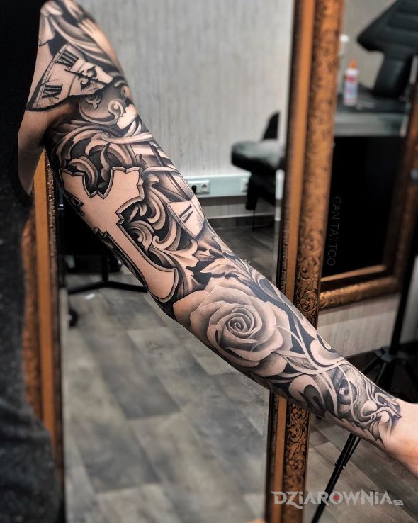 Tatuaż krzyż z różą w motywie kwiaty i stylu realistyczne na ramieniu