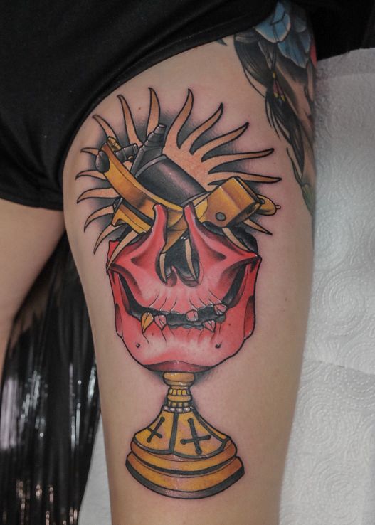 Tatuaż czaszka  kielich  neotraditional w motywie przedmioty i stylu surrealistyczne na nodze
