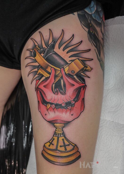 Tattoo Czaszka / Kielich / Neotraditional in skulls motif and neo-traditional style on the leg