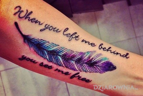 Tatuaż piórko i napis w motywie napisy na przedramieniu