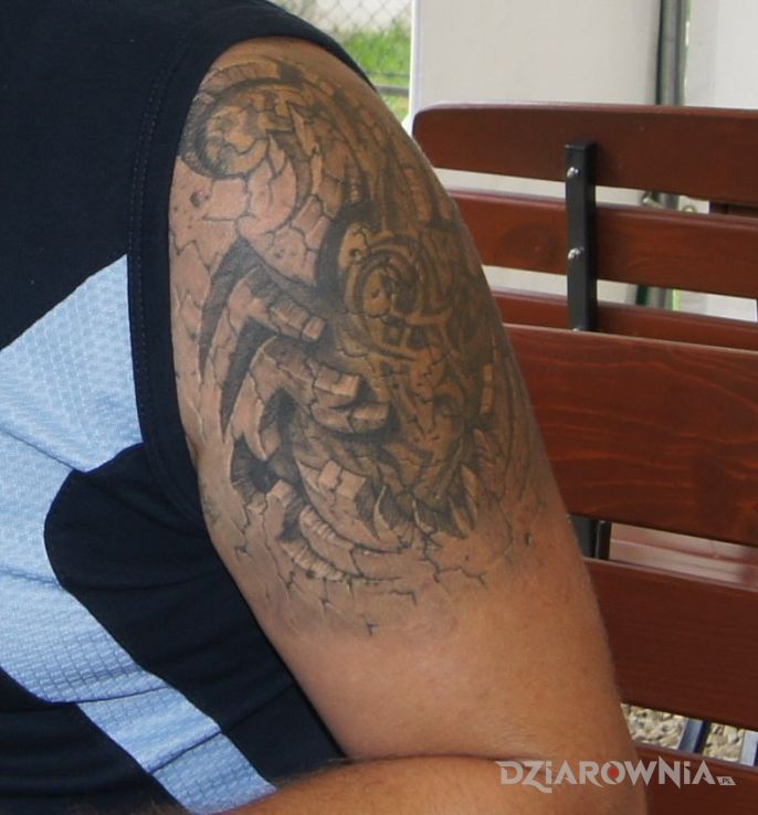 Tatuaż skorpion 3d w motywie czarno-szare i stylu realistyczne na ramieniu