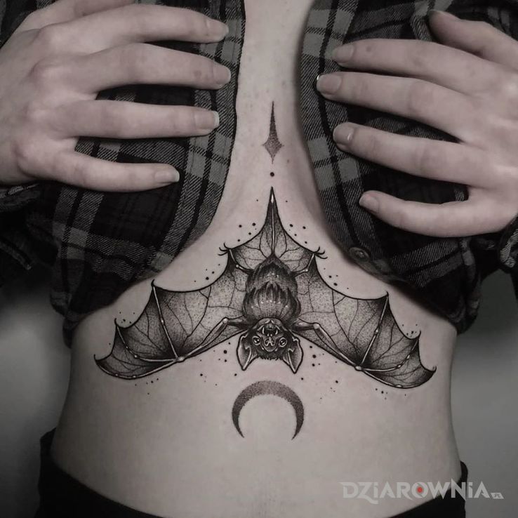 Tatuaż nietoperek d w motywie czarno-szare i stylu graficzne / ilustracyjne na brzuchu