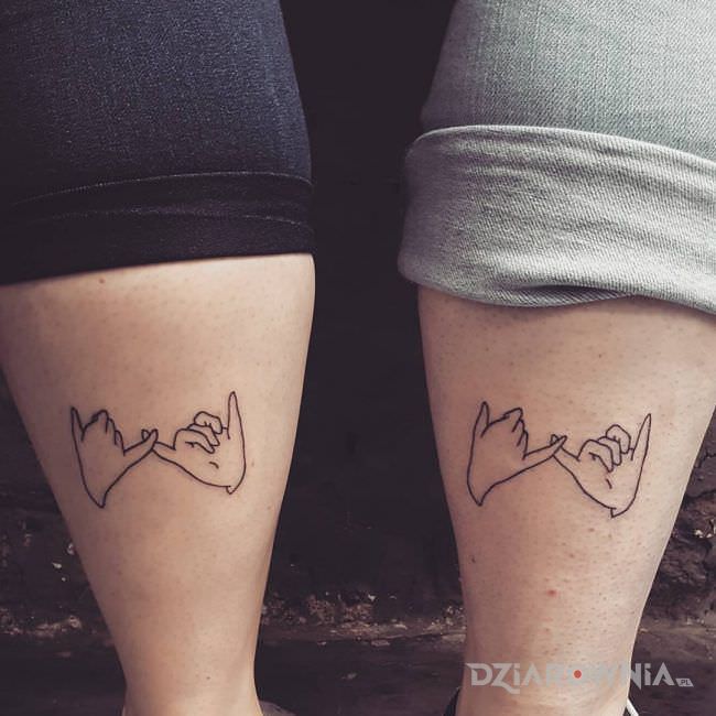 Tatuaż  przyjaciółek w motywie miłosne i stylu minimalistyczne na łydce