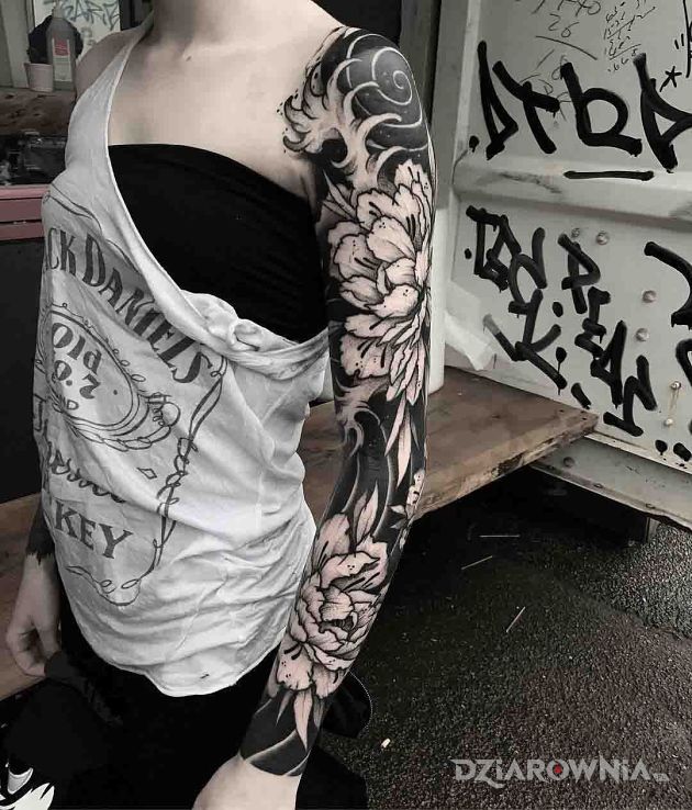 Tatuaż dwie chryzantemy w motywie rękawy i stylu japońskie / irezumi na przedramieniu