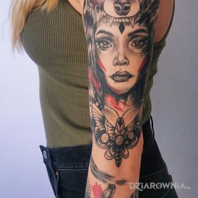 Tatuaż Trash Polka portret na przedramieniu motyw: rękawy styl: trash polka