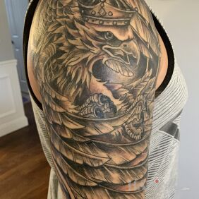 Tattoo Polish Ozel on the upper arm motif: black and gray style: graphic / illustrative