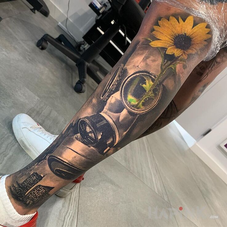 Tattoo Post-apokaliptyczny słonecznik in black and gray motif and realistic style on the leg