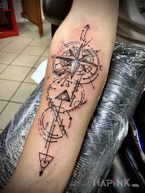Tattoo Róża wiatrów in other motif on the forearm