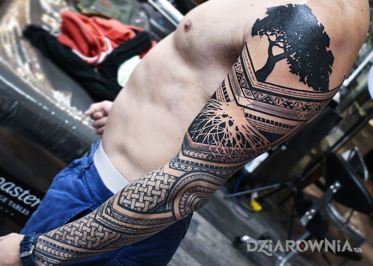 Tatuaż delikatna polinezja w motywie rękawy i stylu polinezyjskie na ramieniu