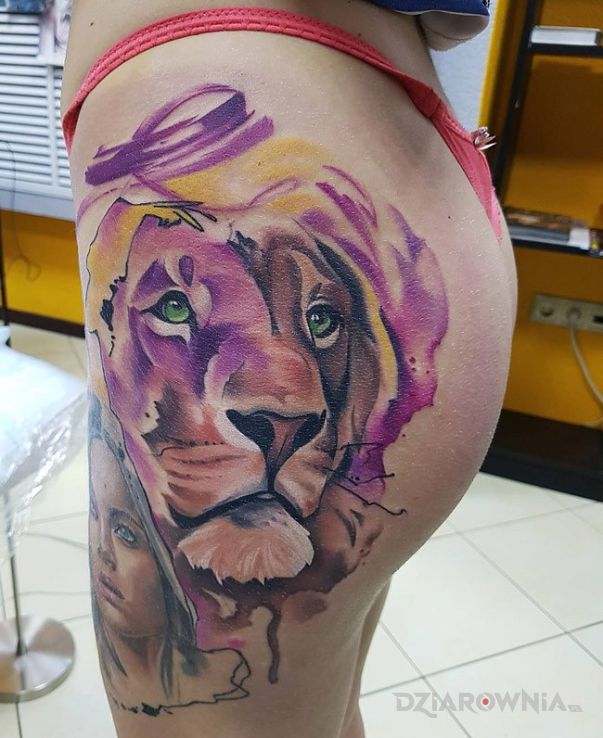 Tatuaż lew w motywie zwierzęta i stylu watercolor na nodze