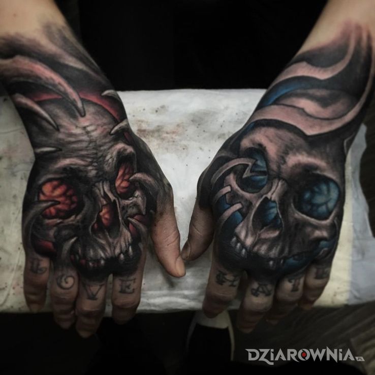 Tatuaż czachy w motywie czaszki na dłoni