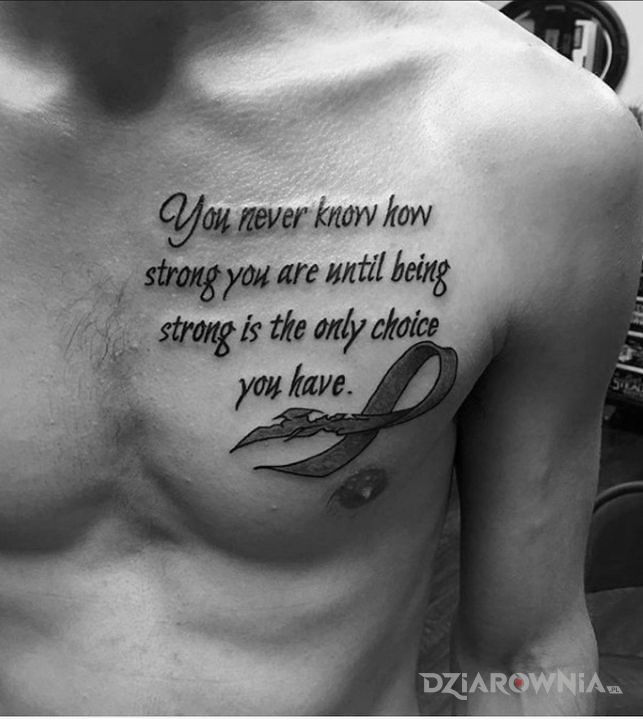 Tatuaż nie wiesz jaki jesteś silny w motywie napisy i stylu kaligrafia na klatce