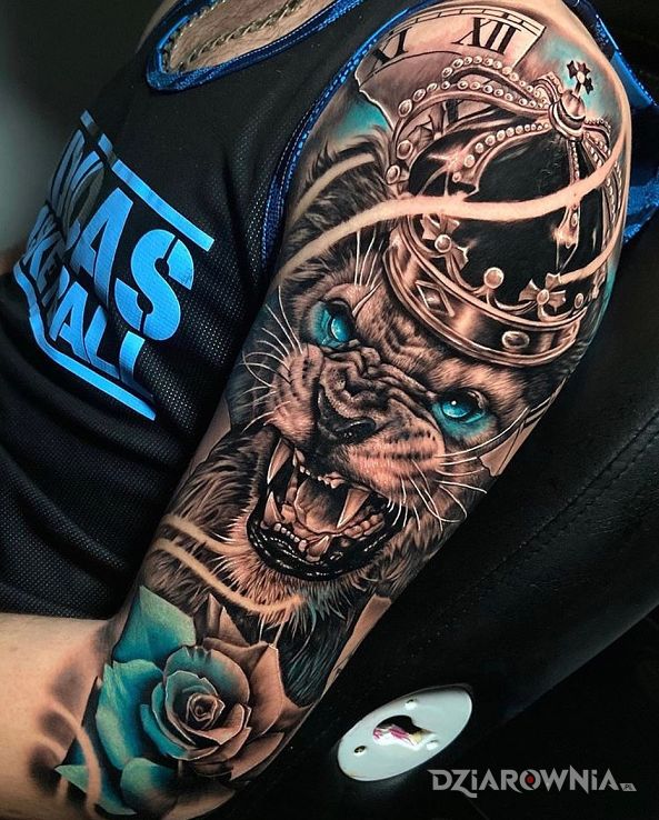 Tatuaż lew w koronie w motywie czarno-szare i stylu realistyczne na ramieniu