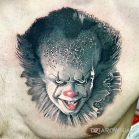 Tatuaż Pennywise na klatce motyw: postacie styl: realistyczne