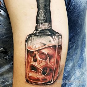 Tatuaż Deadly whisky na ramieniu motyw: 3D styl: realistyczne