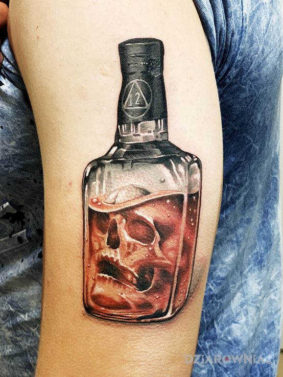 Tatuaż deadly whisky w motywie czaszki i stylu realistyczne na ramieniu