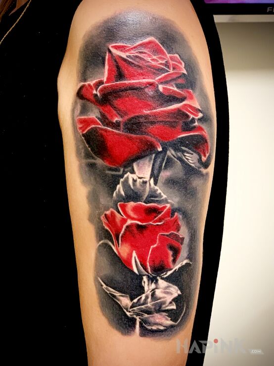 Tattoo Róże in flowers motif and graphic / illustrative style on the upper arm