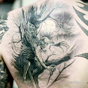 Tatuaż Iron Maiden - fear of the dark na łopatkach motyw: 3D styl: realistyczne