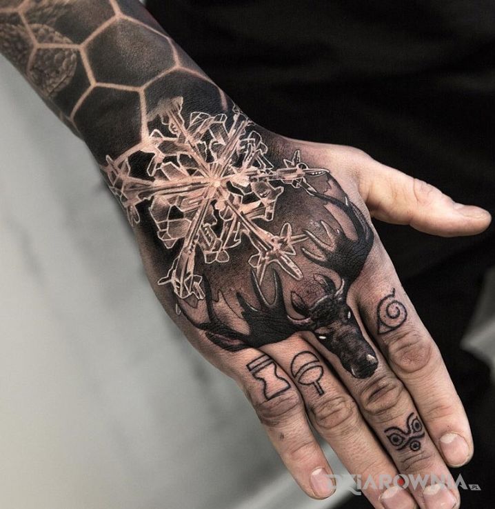 Tatuaż płatek śniegu w motywie 3D na dłoni