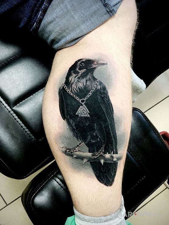 Tatuaż kruk w motywie czarno-szare i stylu realistyczne na łydce