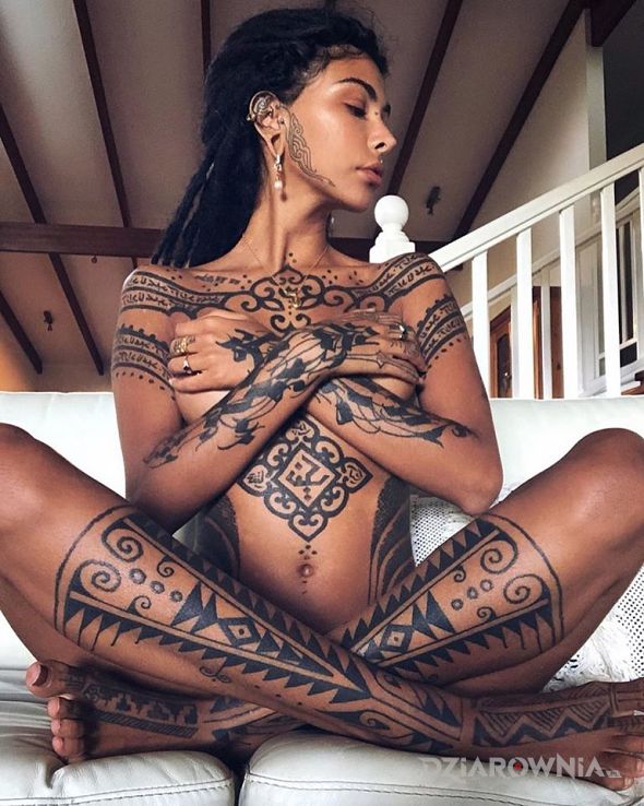 Tatuaż plemienne tatuaże w motywie seksowne i stylu polinezyjskie na twarzy