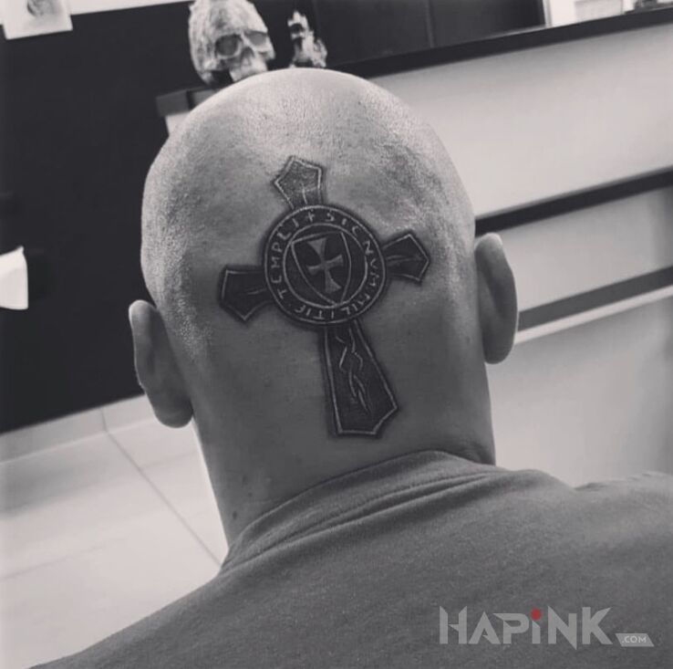 Tattoo Militarny krzyż Templariuszy in religious motif and graphic / illustrative style on the head