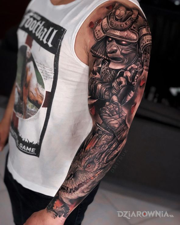 Tatuaż samuraj i smok w motywie smoki i stylu realistyczne na ramieniu