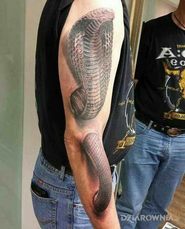 Tatuaż kobra 3d w motywie zwierzęta i stylu realistyczne na przedramieniu