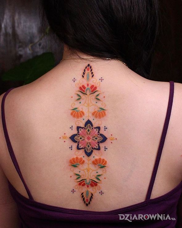 Tatuaż haftowanka w motywie kolorowe i stylu haftowane na plecach