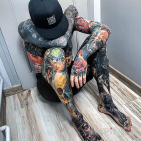 Tattoo Garnished in its entirety on the upper arm motif: 3D style: realistic