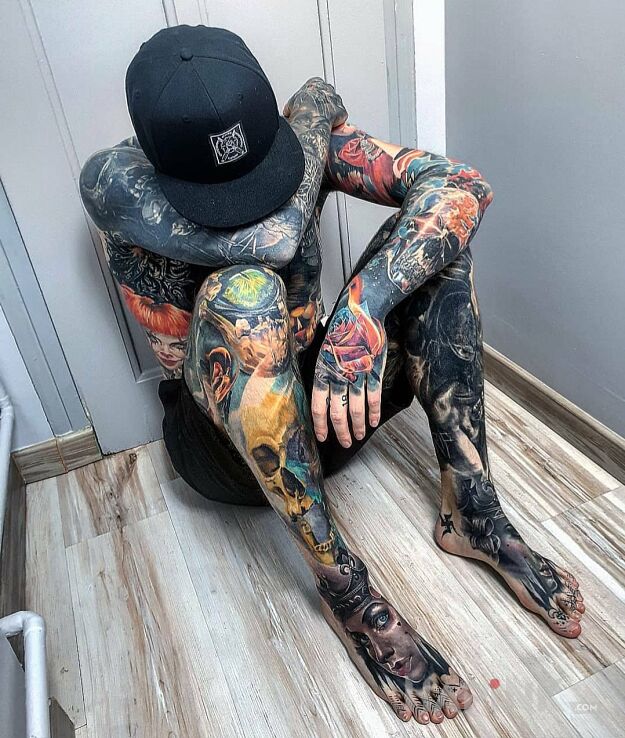 Tattoo Wydziarany w całości in 3D motif and realistic style on the leg
