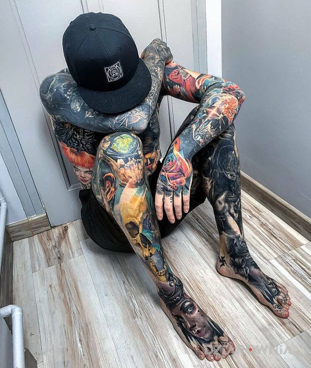Tatuaż wydziarany w całości w motywie czarno-szare i stylu realistyczne na ramieniu