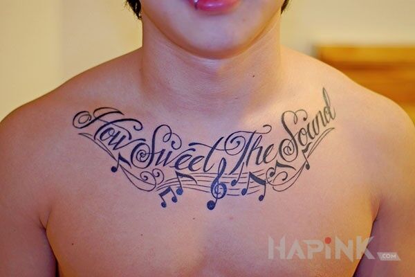Tattoo Melodyczny napis in lettering motif on the collarbone
