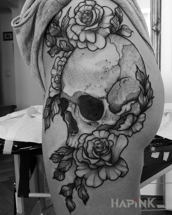 Tattoo Czaszka / Róże in skulls motif and graphic / illustrative style on the buttocks
