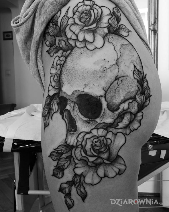 Tatuaż czaszka  róże w motywie kwiaty i stylu dotwork na nodze