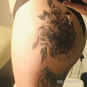 Tatuaż Cover up na pośladkach motyw: mandale styl: graficzne / ilustracyjne
