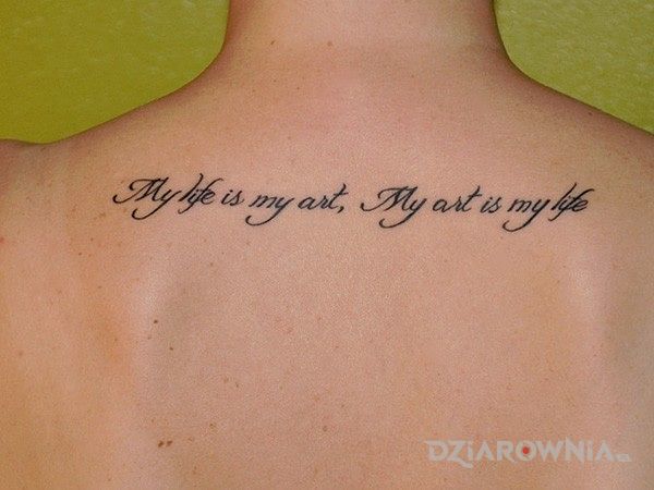 Tatuaż prawda życiowqa w motywie napisy na plecach