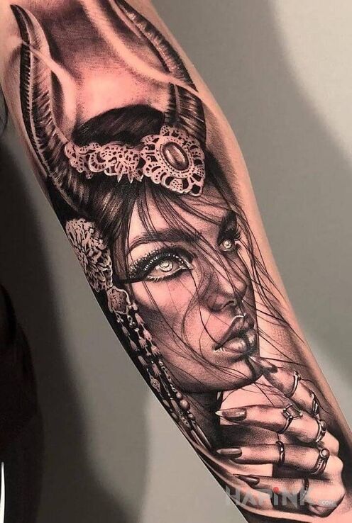 Tattoo Kobieta na przedramieniu in 3D motif and realistic style on the forearm