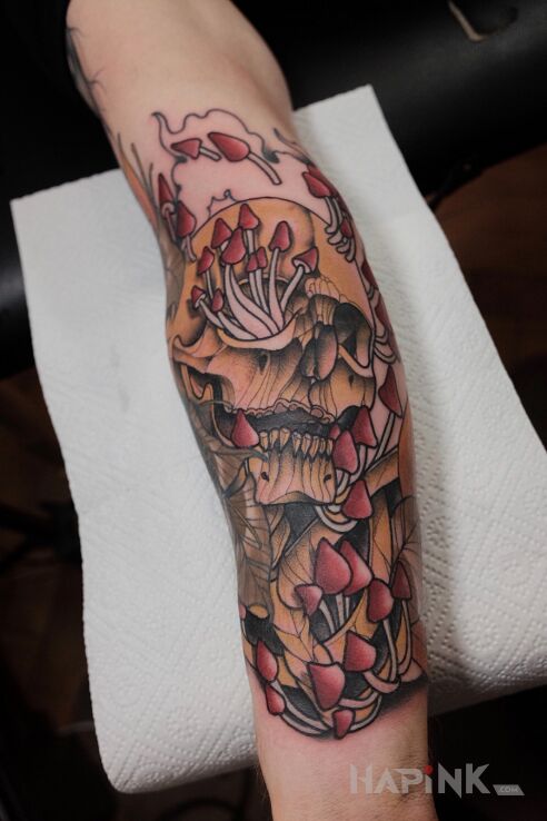 Tattoo Czaszka / Grzyby / Neotraditional in skulls motif and neo-traditional style on the forearm