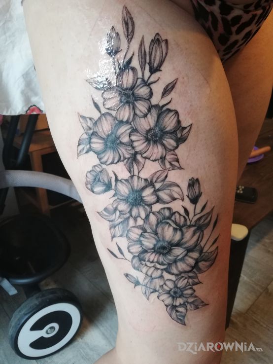 Tatuaż 4 tattoo w życiu w motywie kwiaty i stylu graficzne / ilustracyjne na nodze