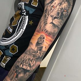 Tatuaż Królewski lew na ramieniu motyw: twarze styl: realistyczne