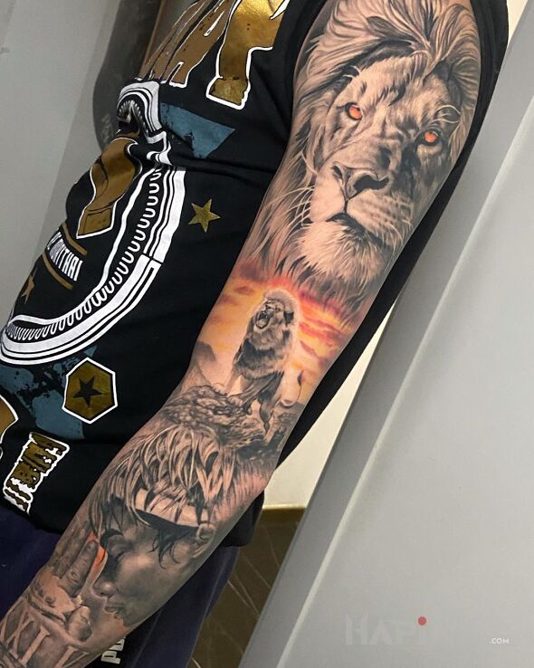 Tattoo Królewski lew in animals motif and realistic style on the forearm