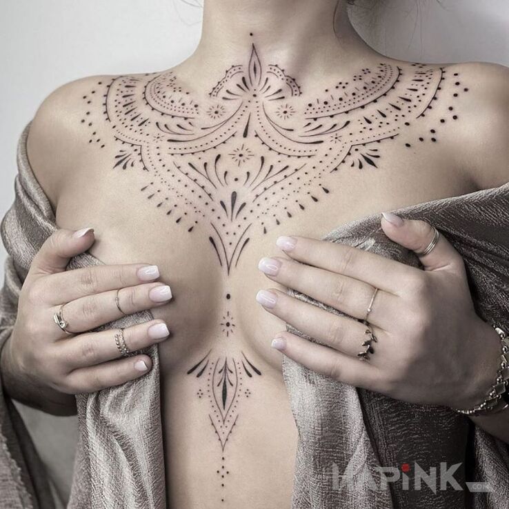 Tattoo Wzór dla babek in ornaments motif and minimalistic style on the collarbone