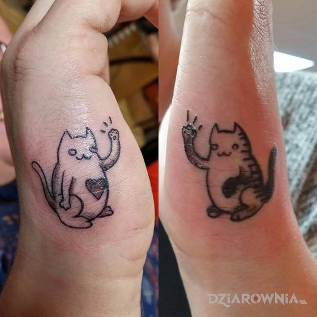 Tatuaż kociaki dwa w motywie czarno-szare i stylu graficzne / ilustracyjne na dłoni