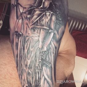 Tatuaż Temida z AK47 na przedramieniu motyw: czarno-szare styl: realistyczne