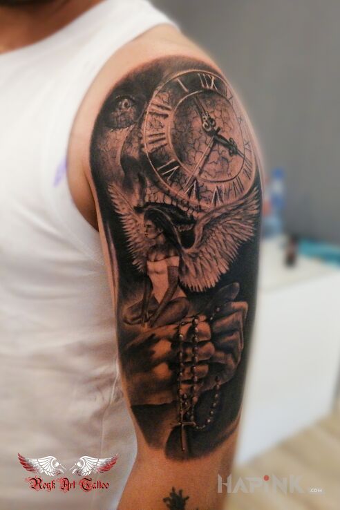 Tattoo Każdy ma dobrego i złego anioła, który uczestniczy w całym naszym życiu in wings motif and realistic style on the upper arm