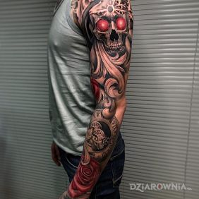 Tatuaż Czerwone oczy w czaszce na ramieniu motyw: przedmioty styl: realistyczne