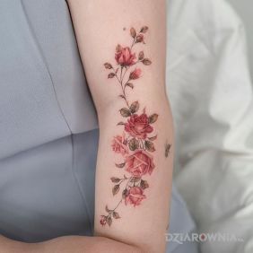 Tatuaż Małe różyczki na ramieniu motyw: kolorowe styl: realistyczne